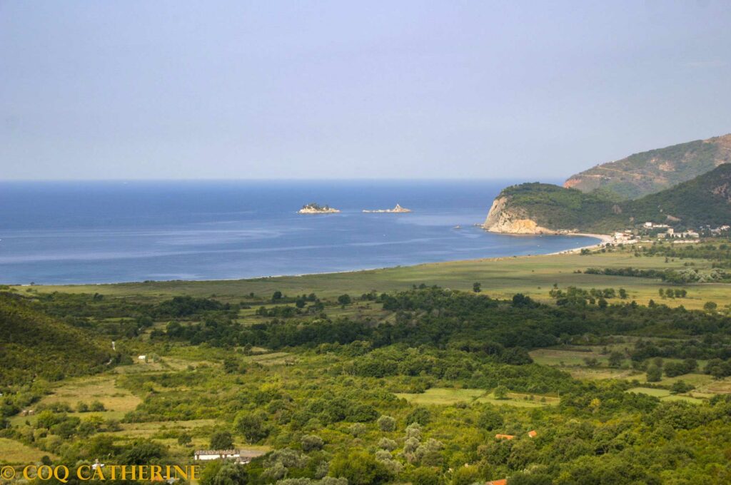 Plage de Bjularica vue de puis les hauteurs avec toute la baie, la mer et les montagnes