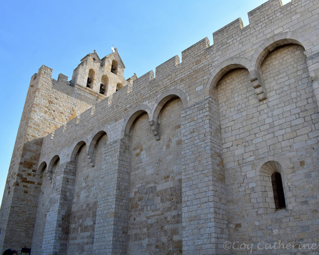 Façade de l’église défensive de Saintes Maries de la Mer avec des arcatures de pierre