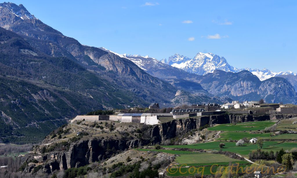 panorama sur le fort de Montdauphin avec les champs verts et le massif des Ecrins, le pelvoux, la neige et les Glaciers