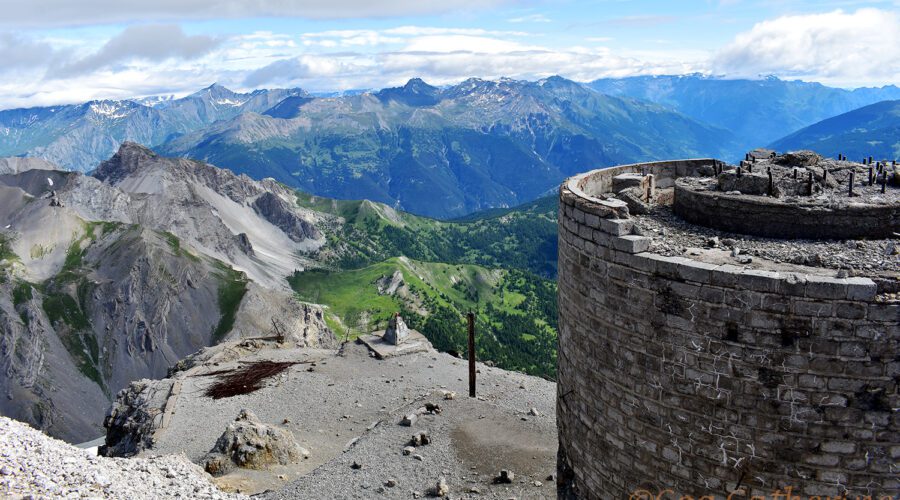 une tour du fort du Chaberton et le panorama sur les montagnes