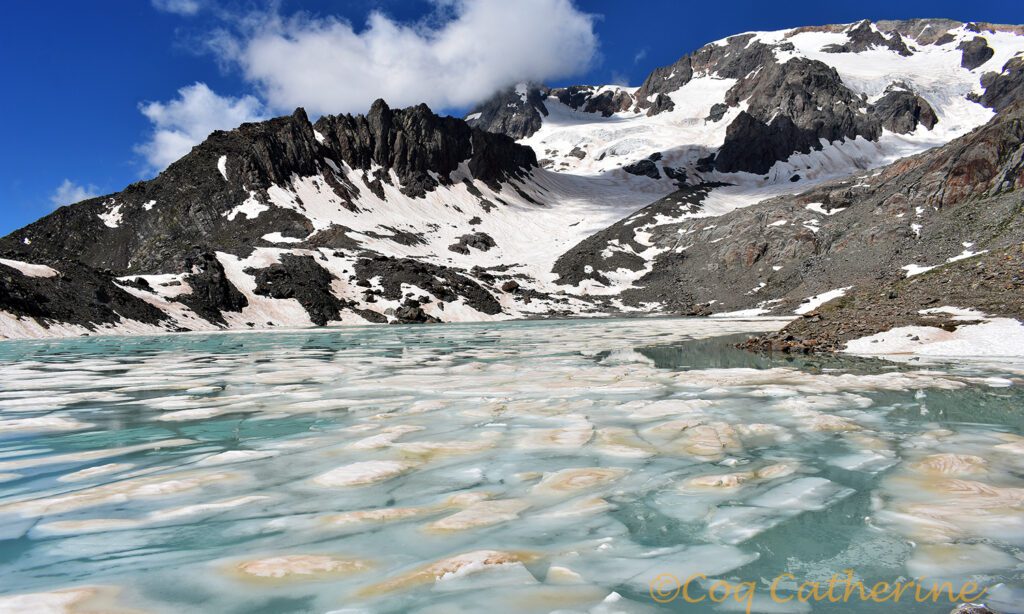 la glace sur le lac des Quirlies avec le sommet des Grandes Rousses et les glaciers