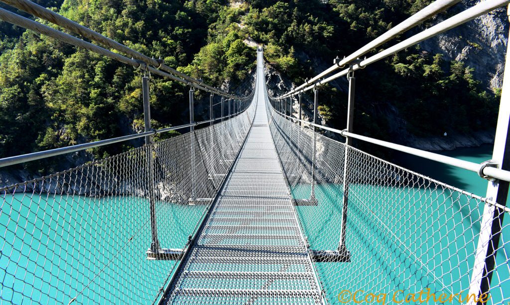 une passerelle métallique qui traverse le lac du Monteynard de face