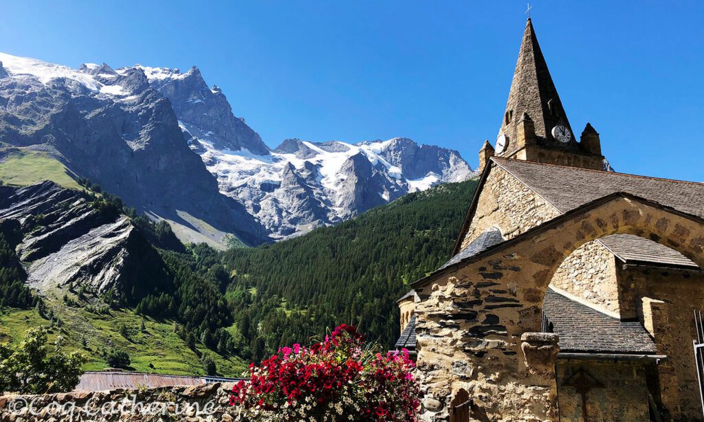 Panorama sur l’église de La Grave et le massif de La Meije