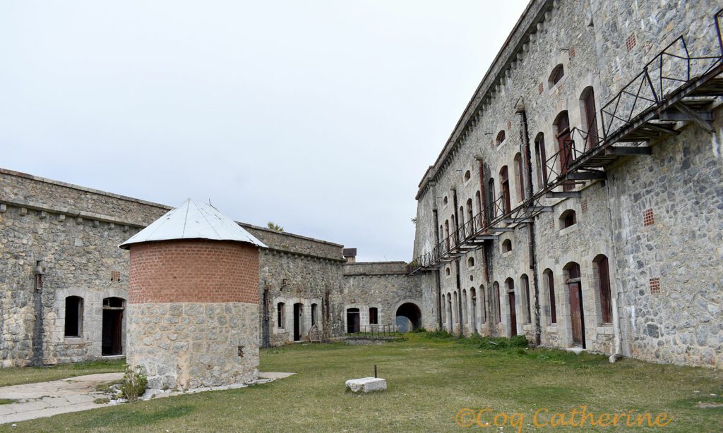 Les casernes et le puits du fort de la Croix de Bretagne