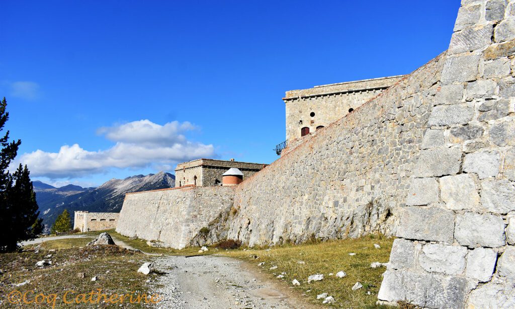 Vue sur le mur d’enceinte du fort de la Croix de Bretagne et les montagnes qui dominent Briançon