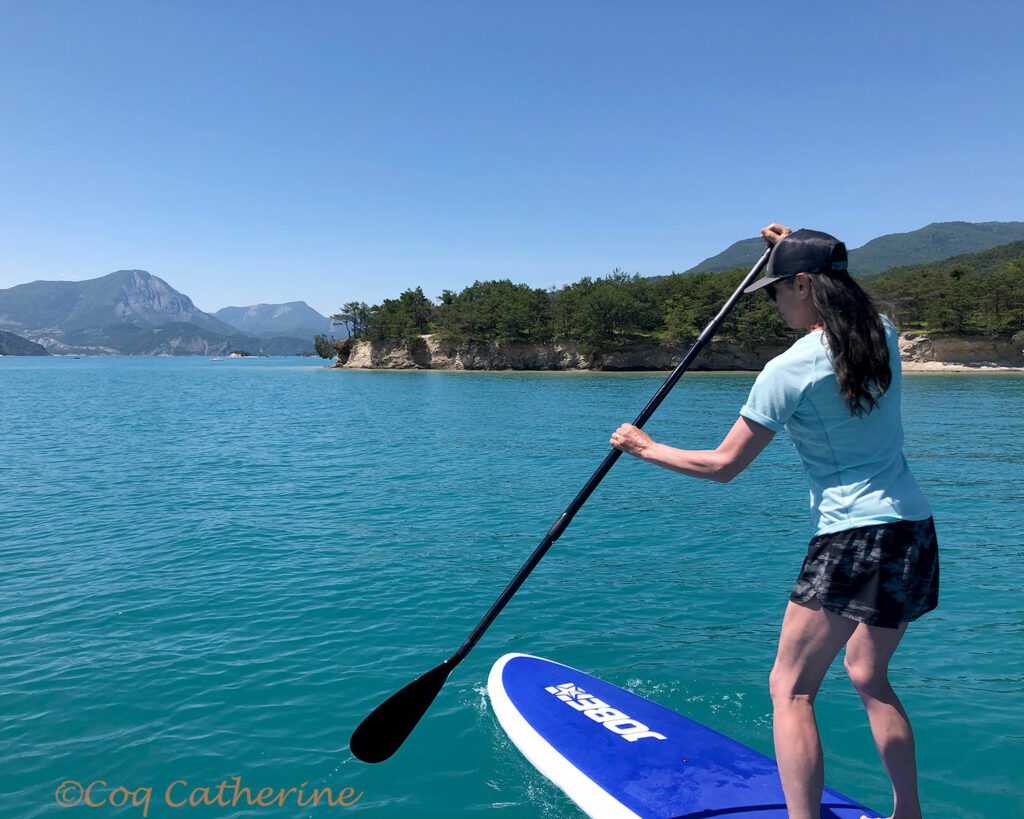 une femme sur un paddle sur un lac