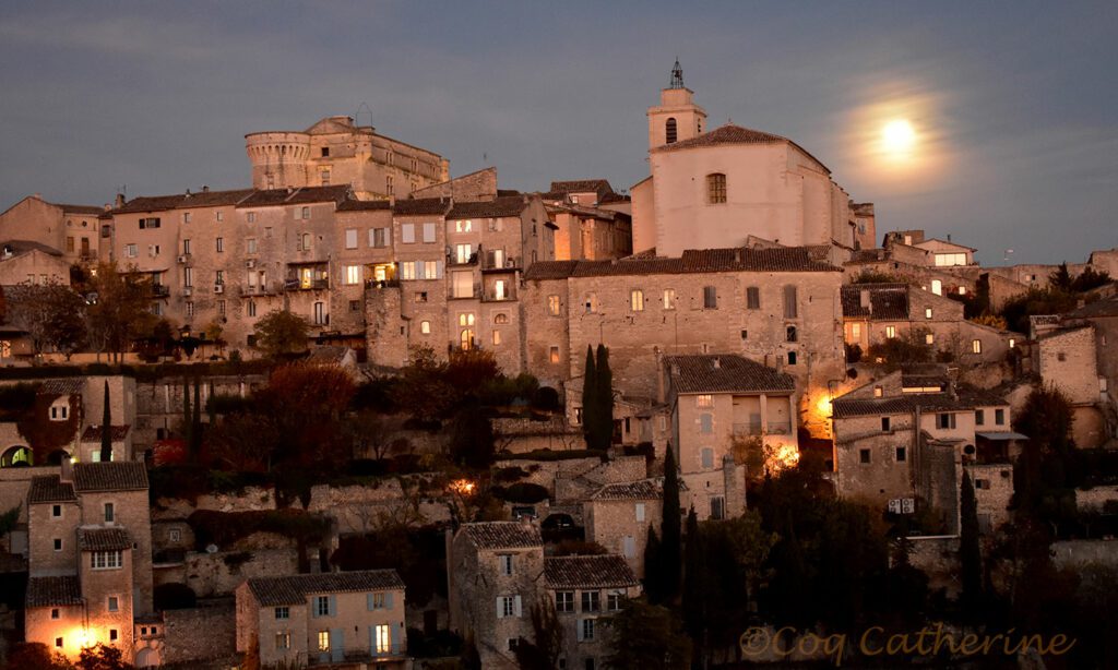 levée de pleine lune sur Gordes avec le château et l’église