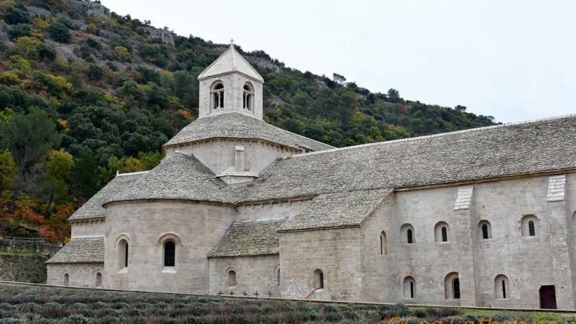 vue sur l''abbaye de Senanque en Provence