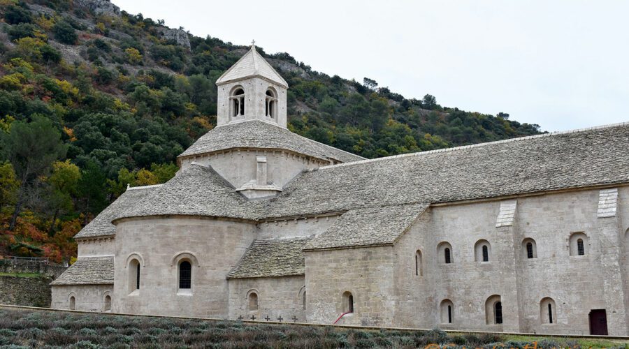 vue sur l''abbaye de Senanque en Provence