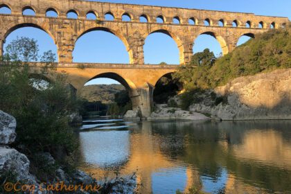 Pont du Gard et son reflet sur l'eau le matin