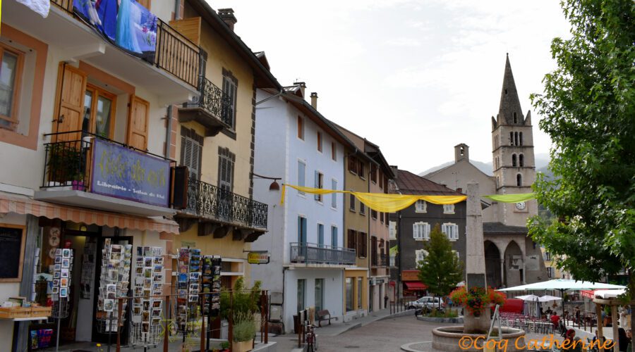 Vue sur la place de guillestre dans les Hautes Alpes