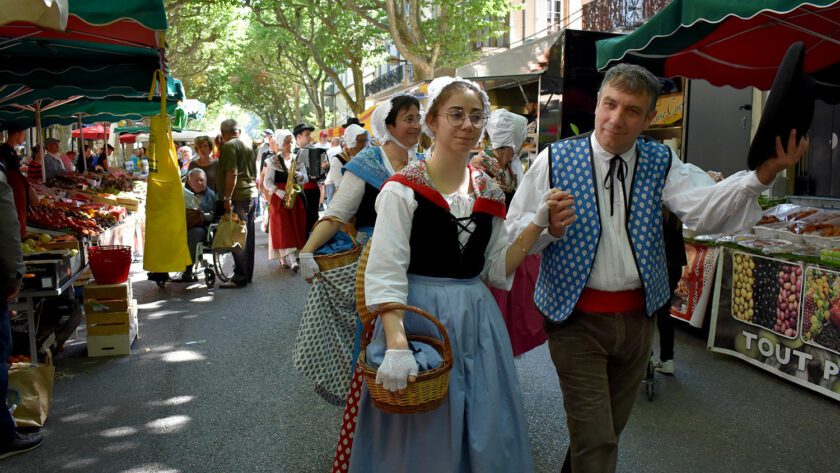 les provencaux en costumes sur le marche de Digne les Bains