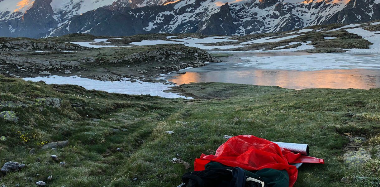 bivouac au lac noir du plateau d'Emparis face a la Meije