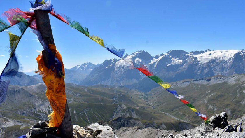 depuis le sommet du Pic du Mas de La Grave, vue sur les drapeaux de prieres avec pour fond le massif de La Meije