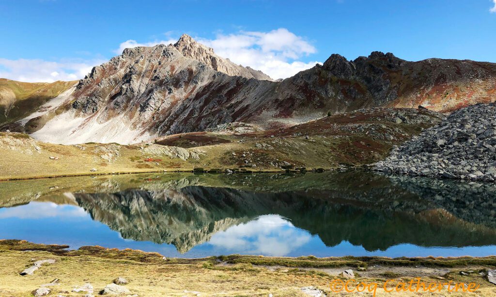 Le grand lac de l'oule avec le reflet des montagnes