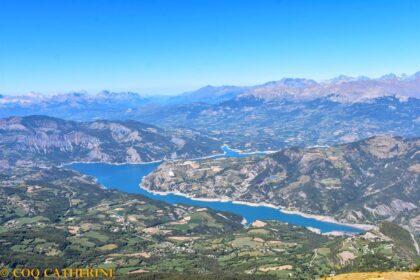 Du sommet de Dormillouse, vue sur le lac de Serre-Ponçon et sur le massif des Ecrins