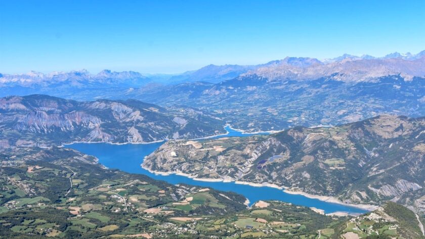 Du sommet de Dormillouse, vue sur le lac de Serre-Ponçon et sur le massif des Ecrins