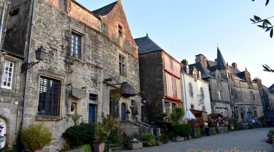 la ruelles médiévale de Rochefort en Terre avec ses vieilles maisons
