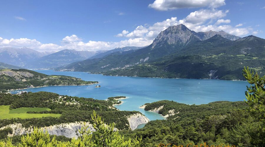 Panorama sur le lac de Serre-Ponçon et le Pic du Grand Morgon