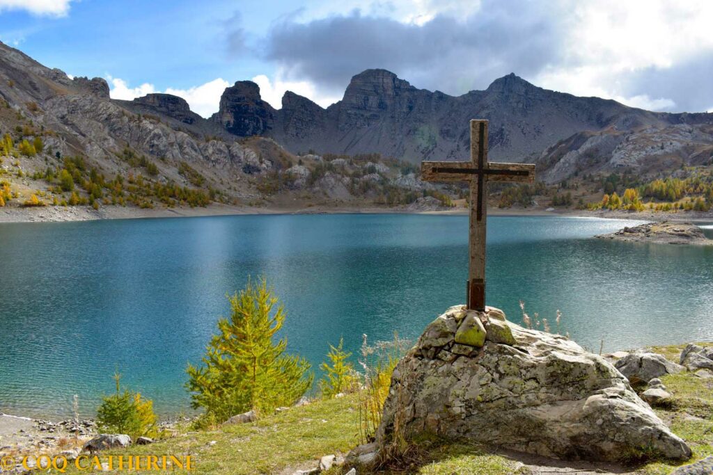 La Croix devant le lac