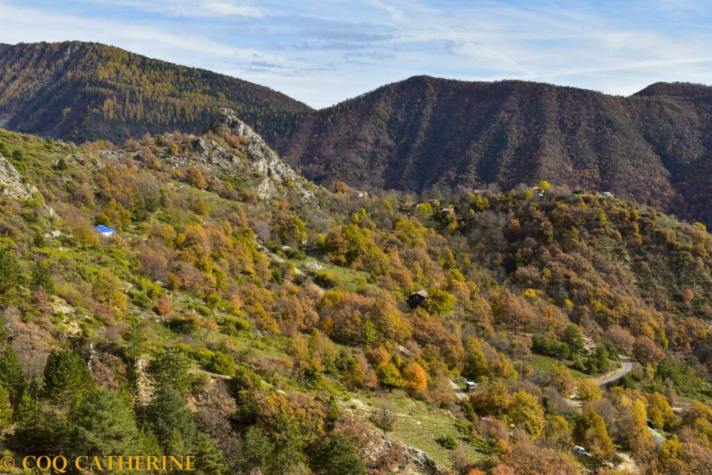 Panorama sur le village de Tanaron dans les montagnes et qui est dominé par le Rocher de Gassendi