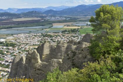 vue sur le village et la Durance au travers des falaises des pénitents des Mées