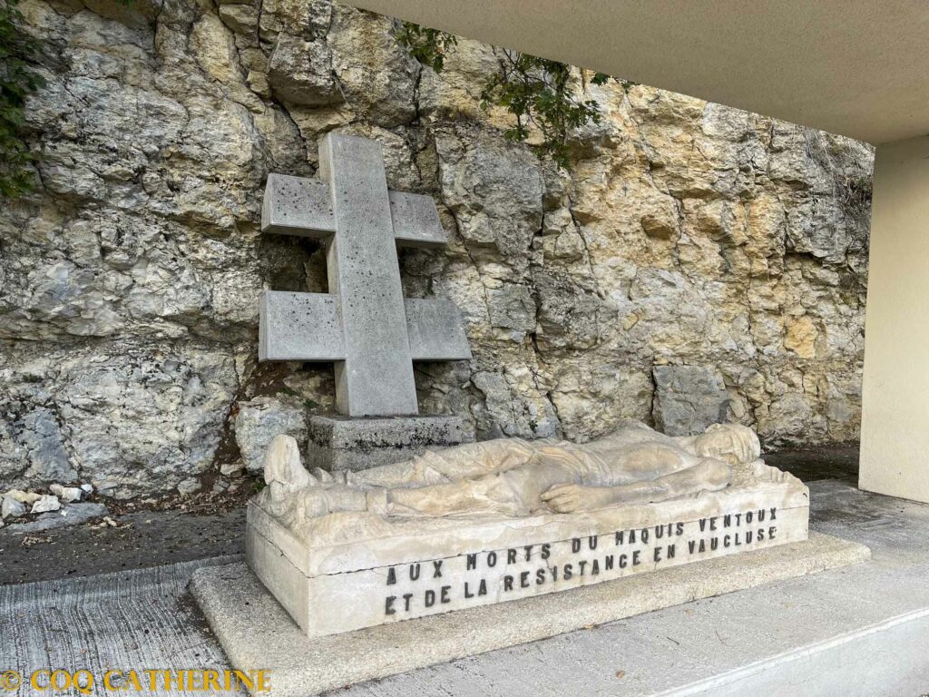 le sarcophage de marbre avec la sculpture d'un homme et une croix des résistants