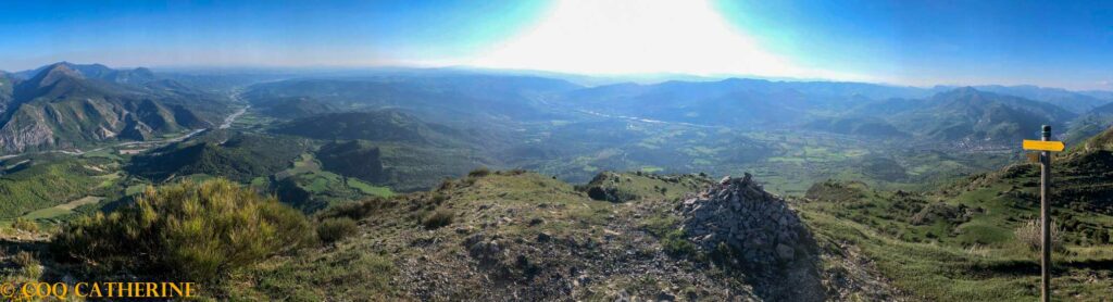 Panorama depuis le sommet du Cousson sur les vallées de l'Asse et de la Bleone
