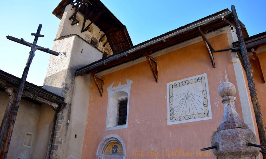 Eglise de Ceillac avec un cadran solaire