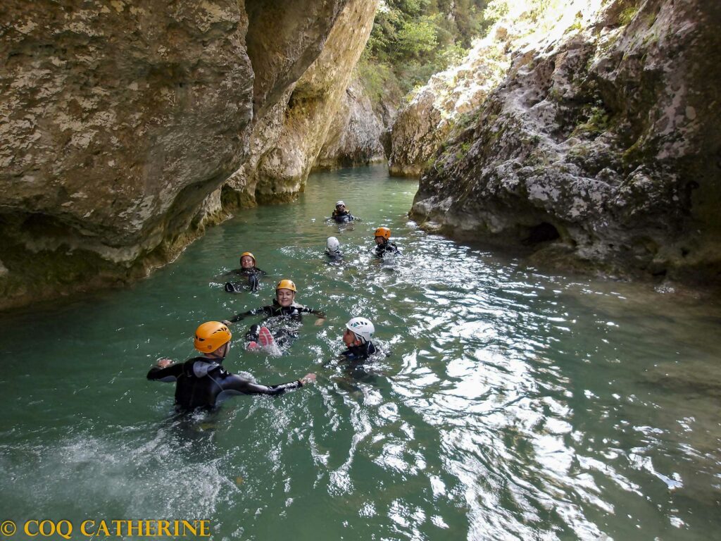 le groupe nage dans le canyoning en famille au Verdon