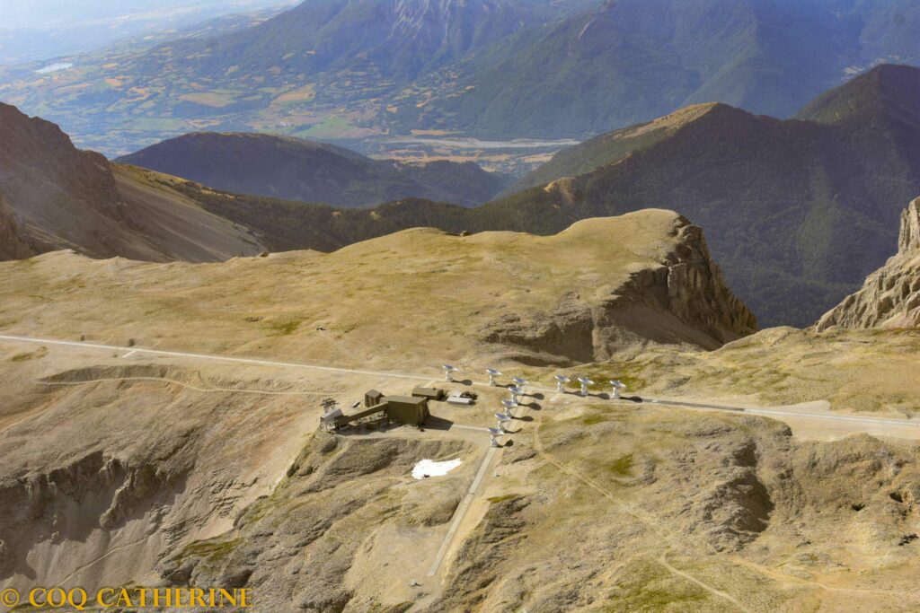 Observatoire du Pic de Bure lors du vol en motoplaneur dans les Alpes du Sud