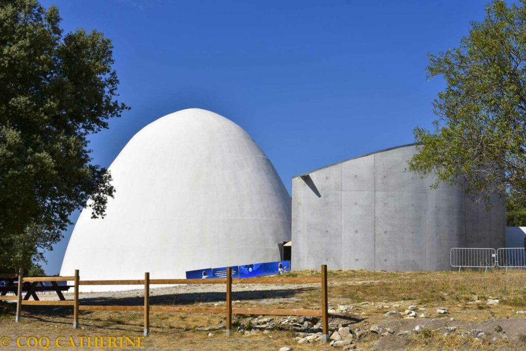 Le dôme du planétarium du centre Astro de Provence