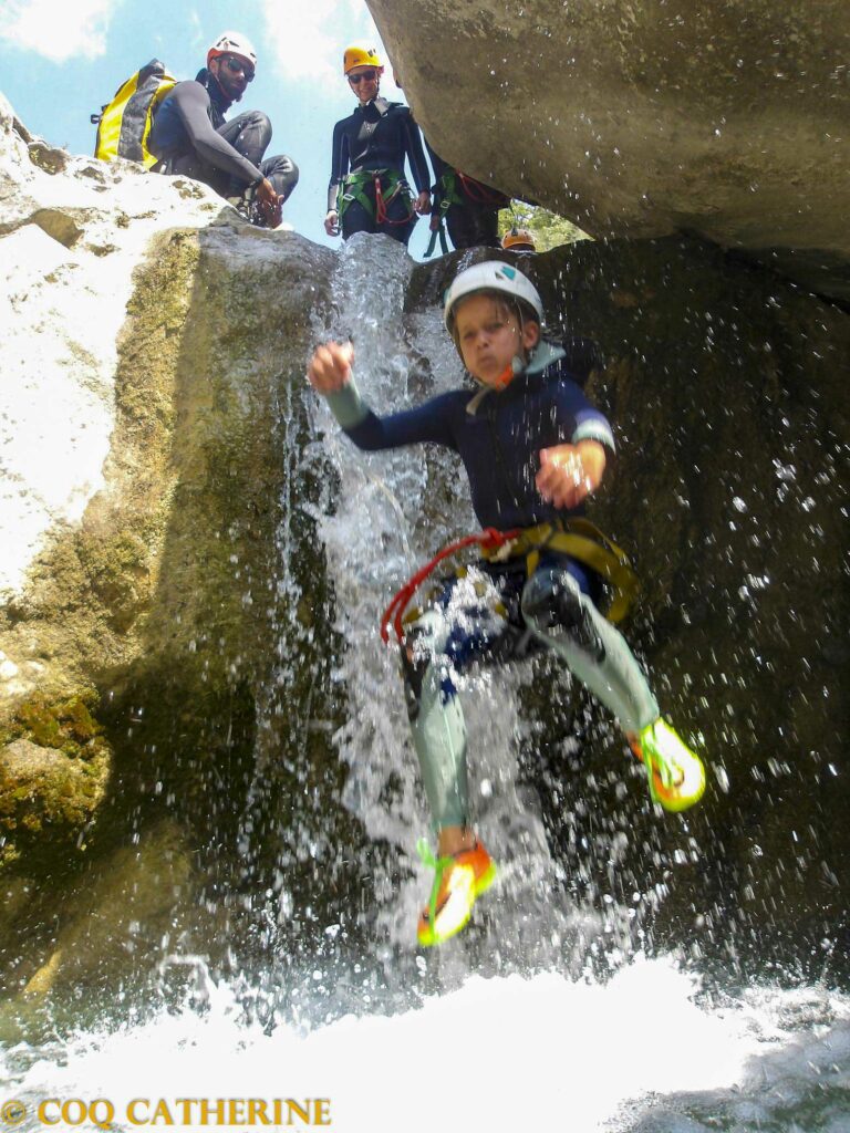 Un enfant saute dans le canyon