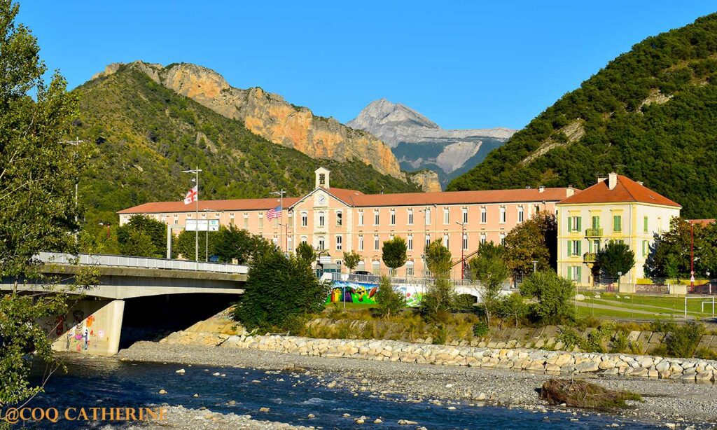 le pic de Couard et le collège Gassendi de Digne les Bains