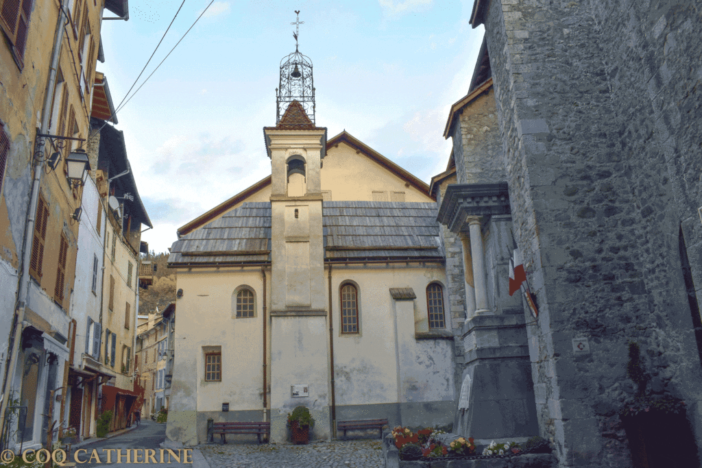 place d'Armes avec un clocher dans Colmars les Alpes