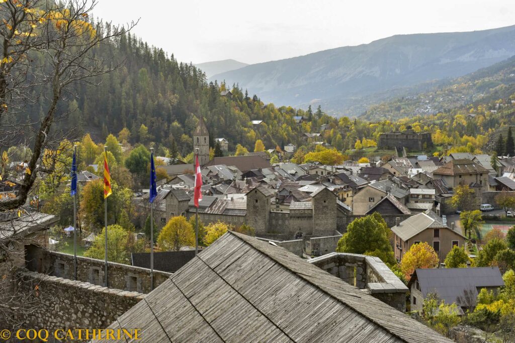 vue sur le Clocher et l'enceinte du fort de Savoie de Colmars les Alpes