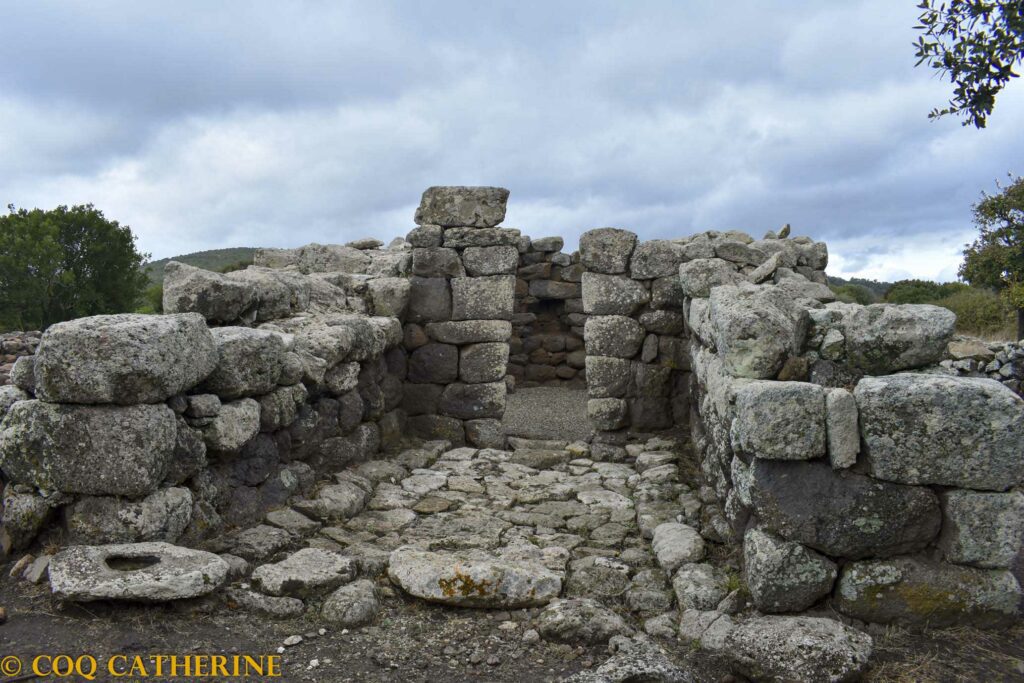 ruine d'une cabane nuraghe du site d'archéologie en Sardaigne de Siri