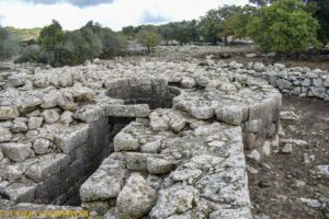 les ruines de la citerne monumentale nuraghe du site d'archéologie en Sardaigne
