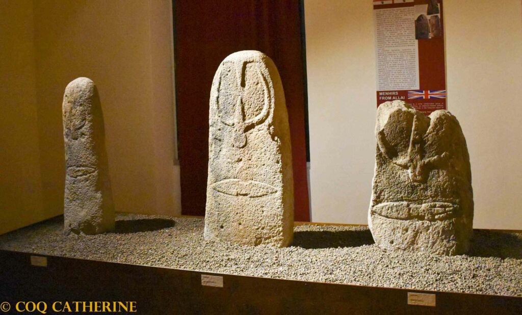 les menhirs gravés de capovolto avec le couteau du site d'archéologie en Sardaigne