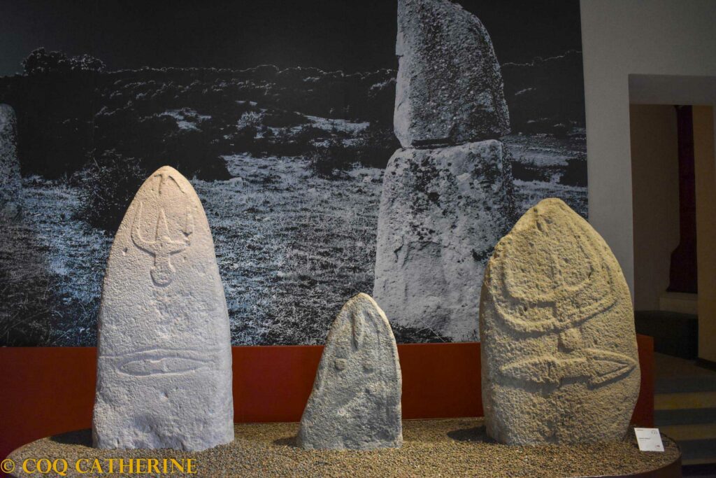 les menhirs gravés de capovolto du site d'archéologie en Sardaigne