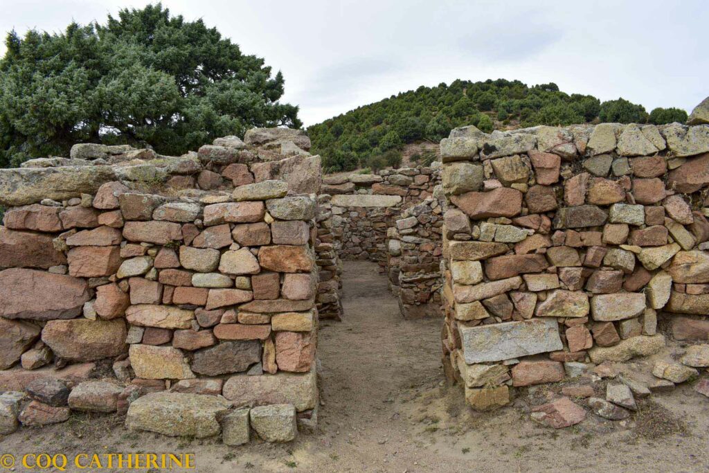 les ruines du temple du site d'archéologie de S'arcu'e is Forros en Sardaigne