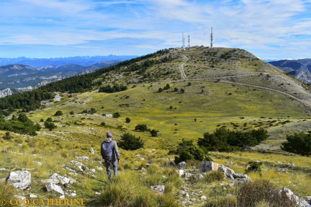 Randonneur pour le sommet du Mont Lachens et les antennes