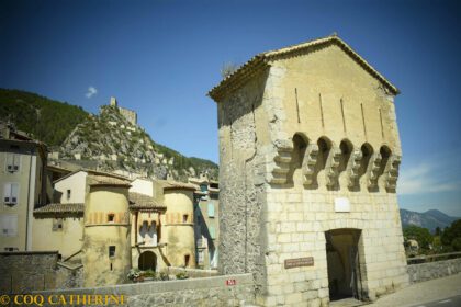 les portes d'Entrevaux et la citadelle dans la montagne
