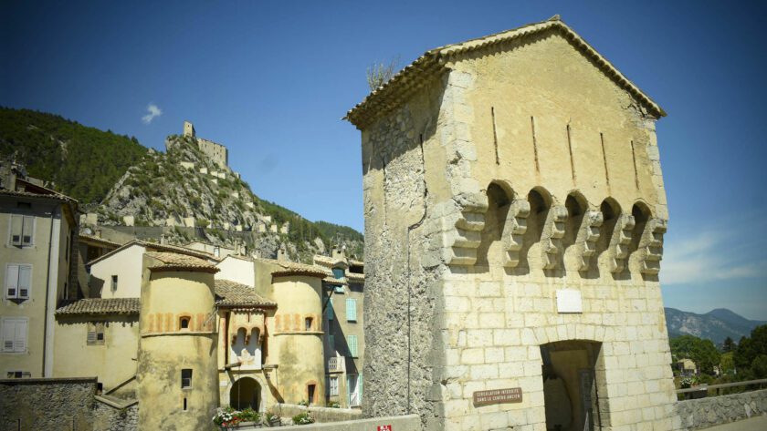 les portes d'Entrevaux et la citadelle dans la montagne