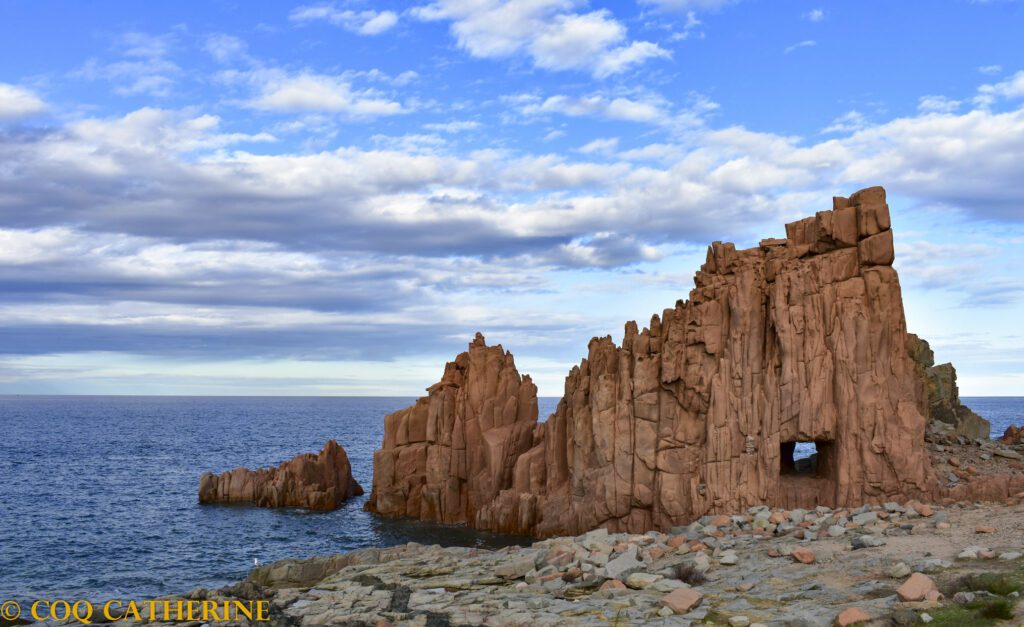 les roches colorées de Rocce Rosse à Arbatax en Sardaigne