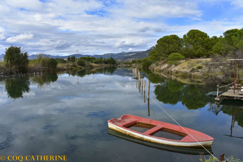une barque sur l’étangs de Tortoli à Arbatax en Sardaigne