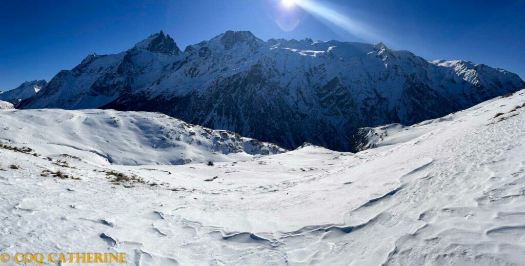 Panorama sur le champ de neige du plateau d’Emparis devant le massif de la Meije