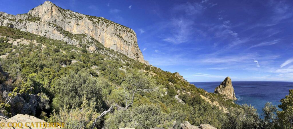 Rando en Sardaigne avec le panorama sur Pedra longa