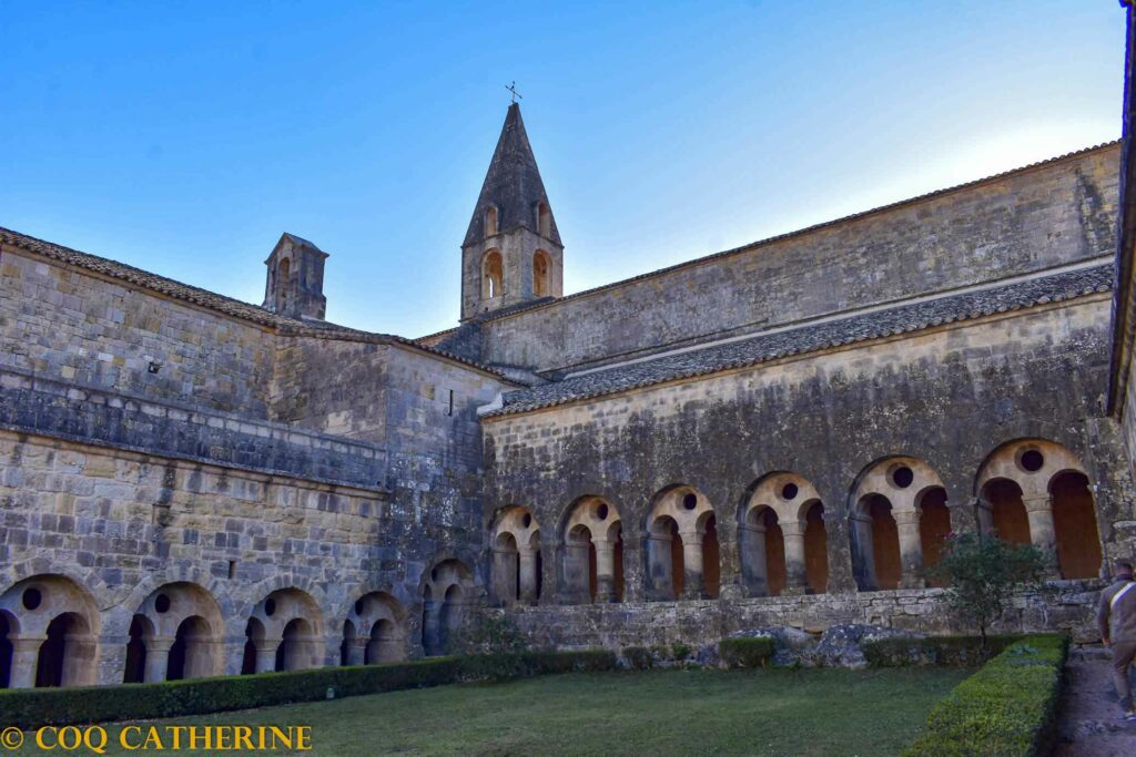 le cloitre du monastère cistercien du Thoronet avec le clocher