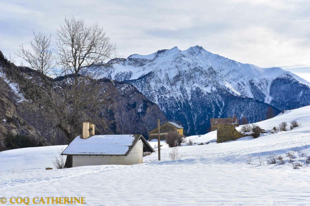 la chapelle Sainte Anne et le hameau d’Alpage dans la neige des montagnes de l’Ubaye